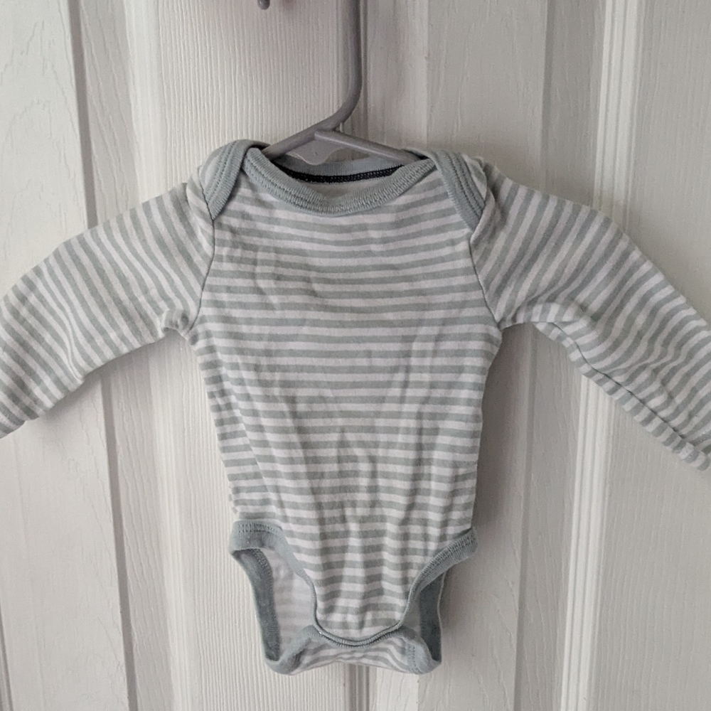5/$5🦀 Cloud Island Light Gray Striped Bodysuit